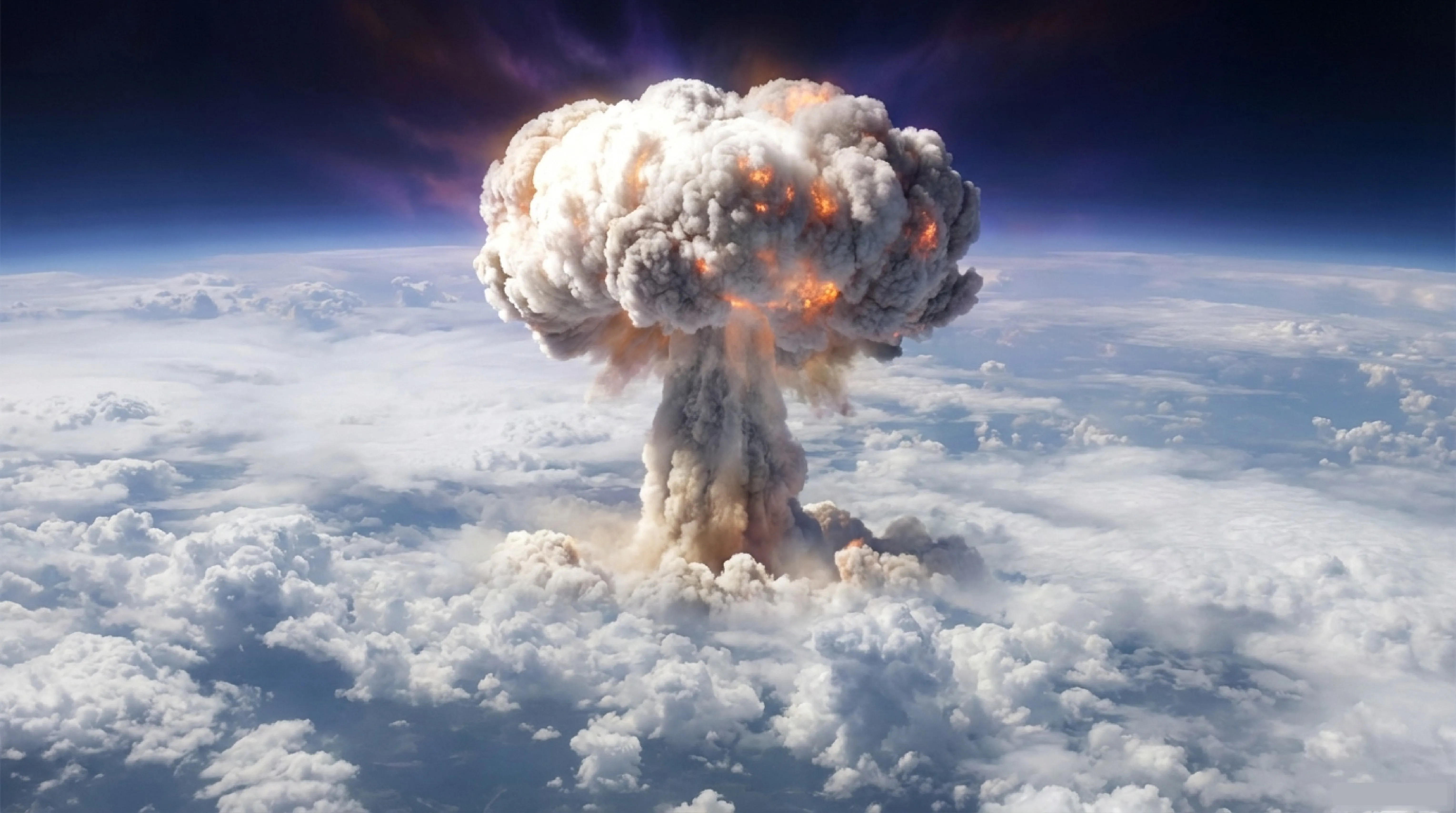 Una nube de hongo de una explosión atómica se eleva sobre un mar de nubes.