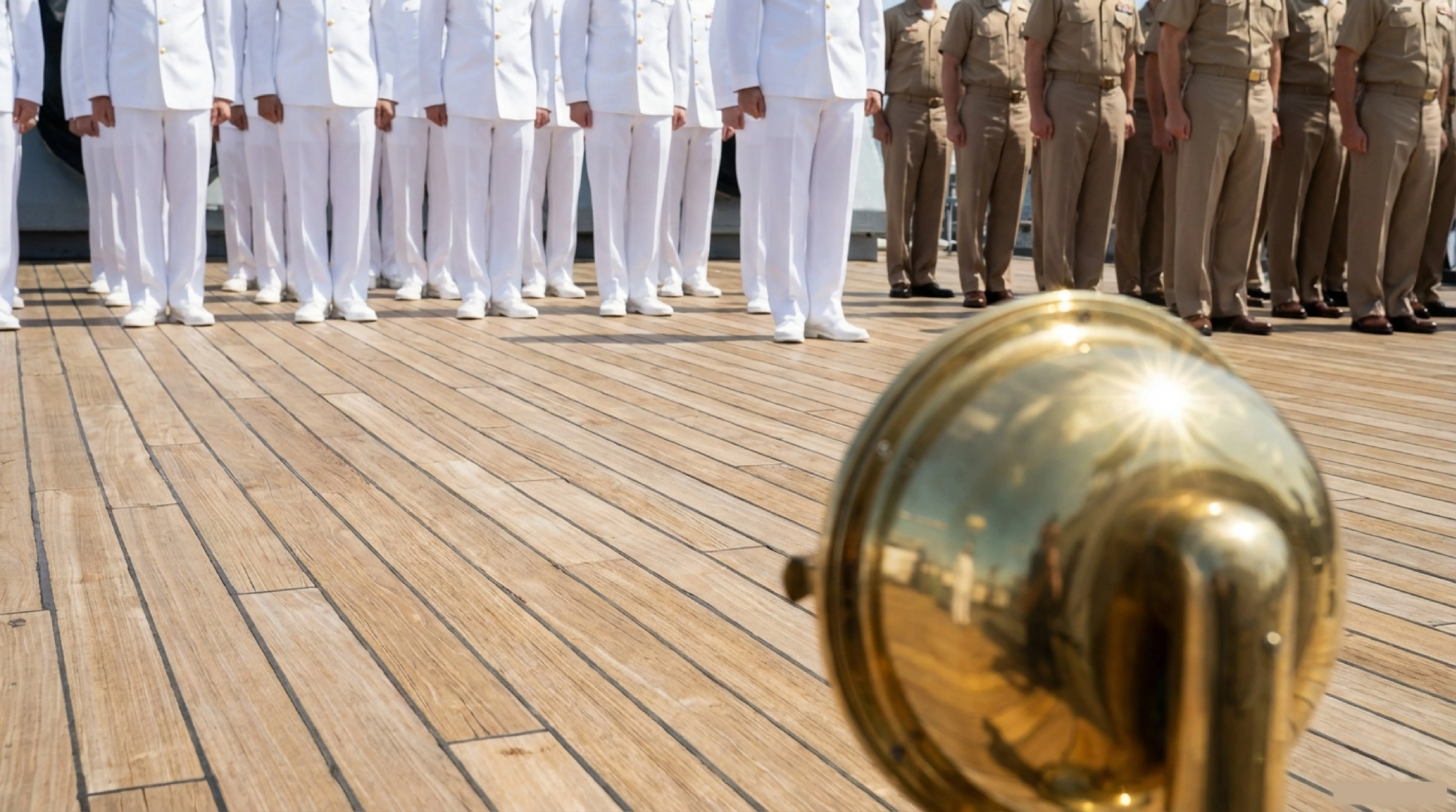 Oficiales uniformados de pie en cubierta de un barco.